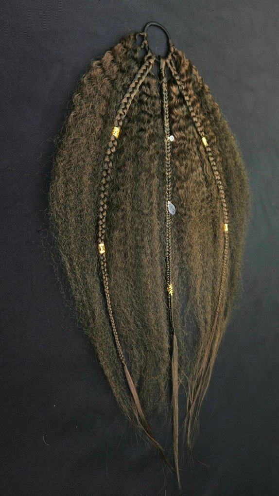 accessoire pour cheveux avec tresses et boucles curly